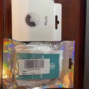 Apple air tag (1) with 4 piece keychain to hold it